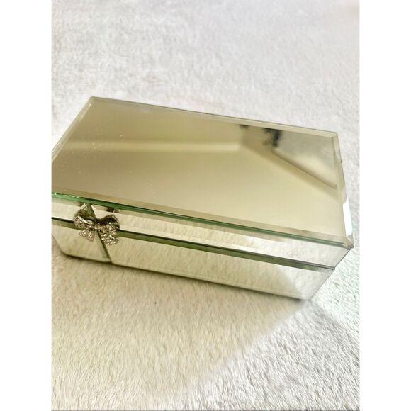 Tahari Glass jewelry box with rhinestone bow 8 1/4 x 4 1/2 x 3 3/4 inches - Picture 5 of 10